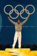 图文-[奥运]男子重剑个人决赛 站在台上高举双臂