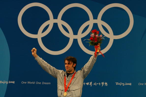 图文-[奥运]男子重剑个人决赛 金牌得主高举鲜花