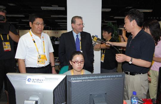 Le président du CIO visite le centre principal de presse