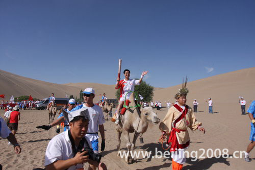 Photos : Le relais de la Flamme olympique en chameau
