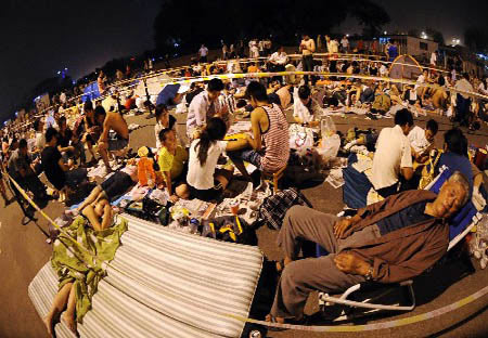 Photos : Des milliers font la queue dans la nuit pour les derniers billets