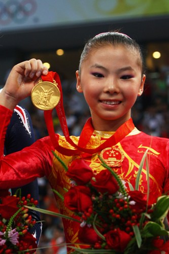 Gymnastique(barres asymétriques)– La Chinoise He Kexin sur le trône