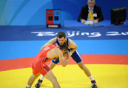 Lutte libre (74 kg H) : Buvaysa Saytiev en or