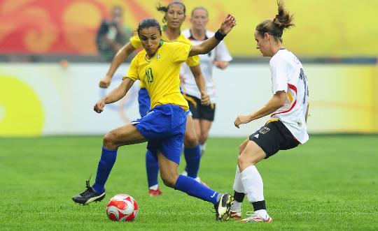 图文-[奥运会]德国女足VS巴西 足球小姐回马枪