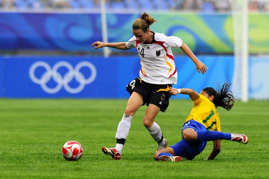 图文-[女足]德国队0-0巴西 克里斯安妮倒地横扫
