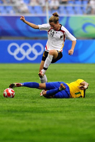 图文-[女足]德国队0-0巴西 倒地横扫不让对手通过