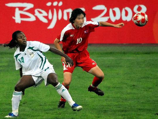 图文-[奥运会]女足朝鲜1-0尼日利亚 李琴淑赛中拼抢