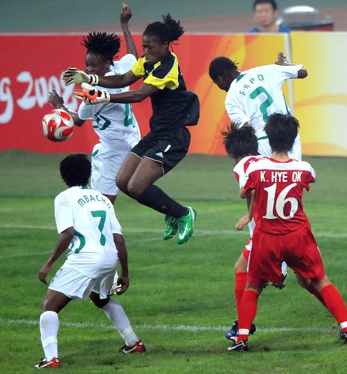 图文-[奥运会]女足朝鲜1－0尼日利亚 德德赛中扑救