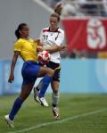 图文-[奥运会]德国女足VS巴西 劳德尔和索萨娜肉搏