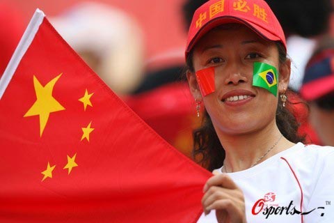 图文-中国球迷为中新之战预热 支持祖国也爱巴西