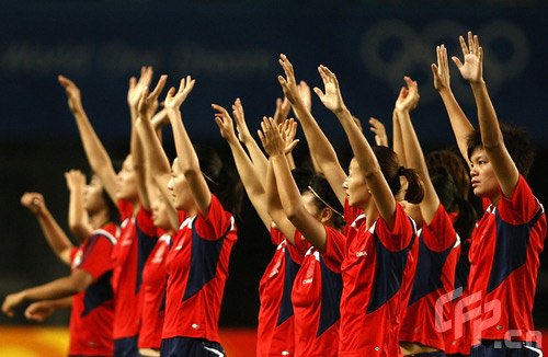 图文-[奥运]中国女足VS日本 中国姑娘向观众致意