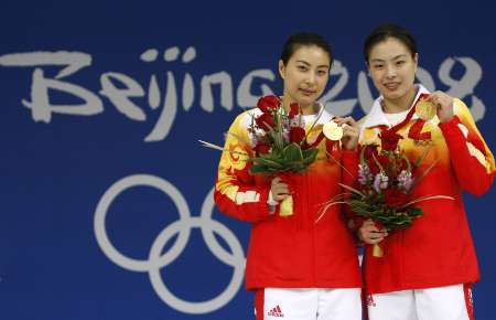 Chinas Sportlerinnen gewinnen in 3-Meter Synchronspringen