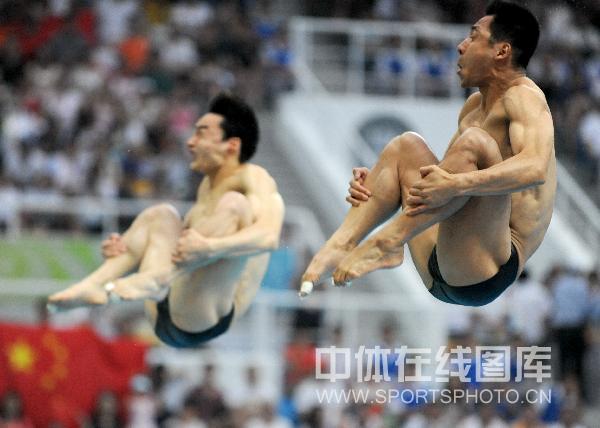 Chinesische Springer holen sich im 3 m-Synchronspringen Gold