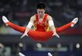 图文-奥运男子体操队资格赛 李小鹏双杠表演英姿