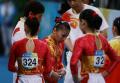 图文-女子体操资格赛 教练和队友上前安慰