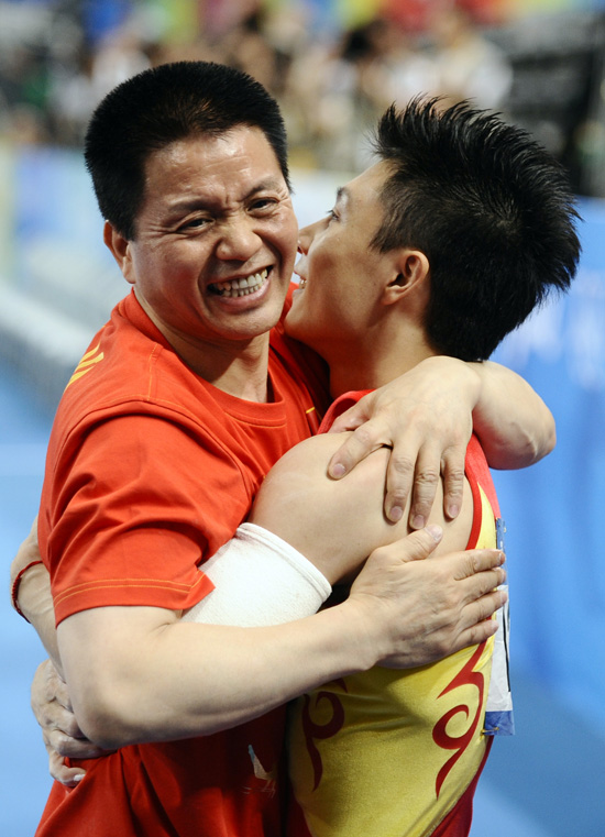 图文-[奥运]体操男子双杠决赛 李小鹏与教练拥抱庆祝