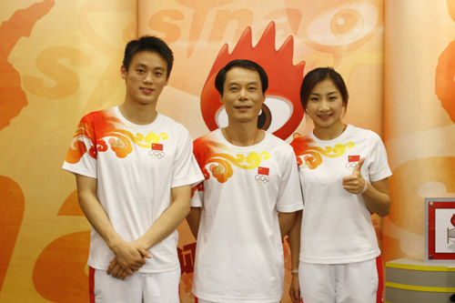 图文-中国蹦床队做客新浪 教练与两名队员合影