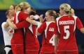 图文-[奥运]女子手球决赛 挪威姑娘欢庆胜利