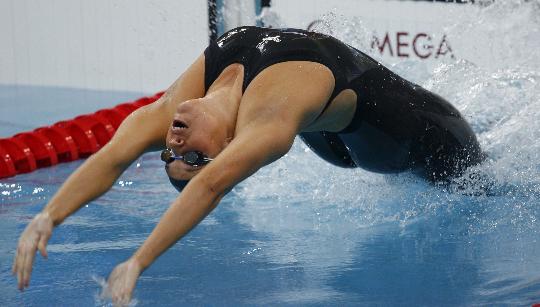 图文-女子100米仰泳预赛赛况 查尔曼入水一瞬