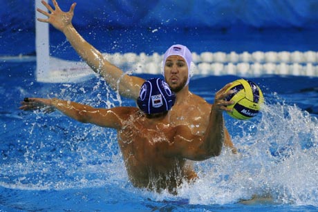 图文-奥运会22日男子水球赛况 形成单刀突破
