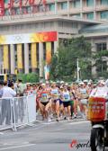 图文-京奥女子马拉松开赛 途径北京饭店
