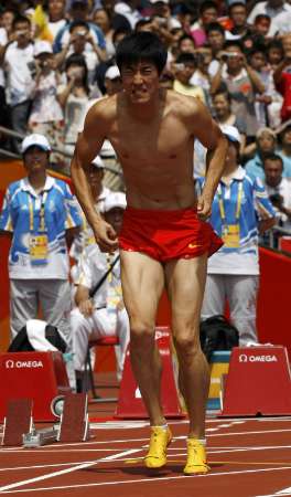 图文-刘翔因伤退出110米栏比赛 已经一瘸一拐了