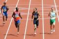 图文-奥运会男子200米预赛 竞争对手相互对望