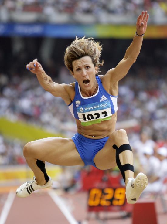 图文-奥运女子三级跳远决赛展开 青蛙张开四肢