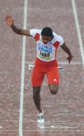 图文-十项全能100米赛况 古巴运动员冲过终点