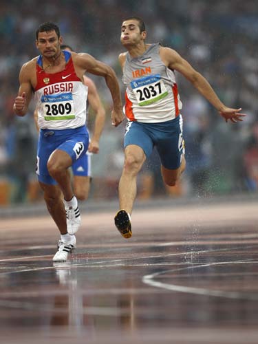 图文-十项全能100米赛况 伊朗选手追赶俄罗斯对手