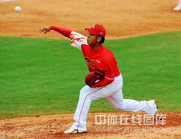 图文-奥运会棒球中国1-17古巴 中国队投球手发球