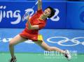 图文-奥运会11日羽毛球女单赛况 卢兰回球