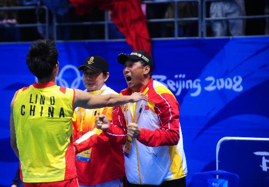 图文-羽毛球男单林丹夺金 与教练兴奋庆祝胜利