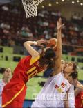 图文-[奥运会]中国女篮VS西班牙 隋菲菲强行上篮