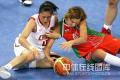 图文-[女篮1/4决赛]中国vs白俄罗斯 坐在地上抢球