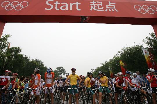 图文-公路自行车女子大组赛举行 选手们起点准备