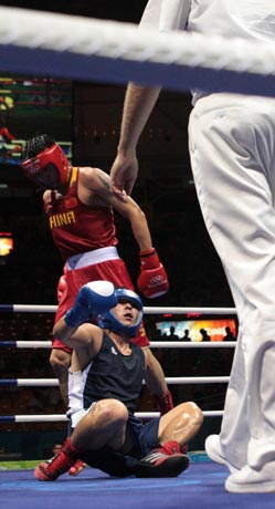 图文-拳击81公斤级半决赛 对手倒在地上