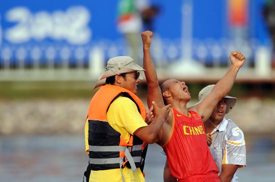 图文-男子双人划艇500米中国夺金 杨文军振臂高呼