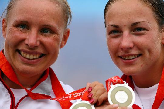 图文-女子双人皮艇500米决赛 喜悦的笑容挂脸上