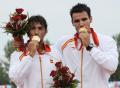图文-男子双人皮艇500米决赛赛况 冠军佩戴金牌