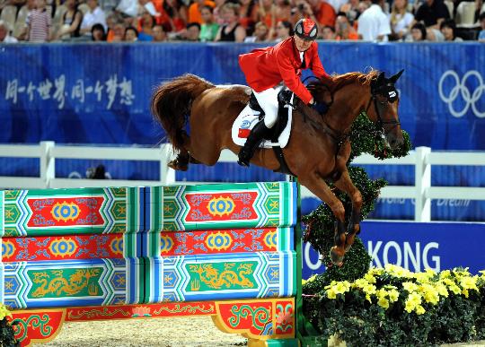 图文-中国骑手首次参加马术障碍赛 人和马配合默契