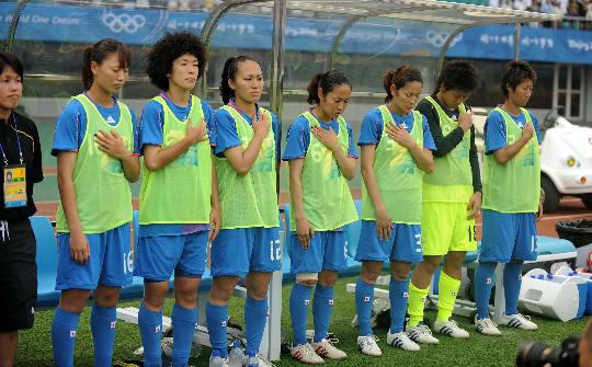 图文-女足日本2-2新西兰 日本女足队员出场