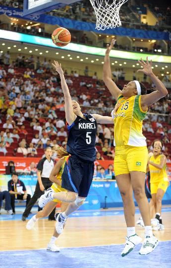 图文-[奥运会]韩国女篮68-62巴西 篮下争夺
