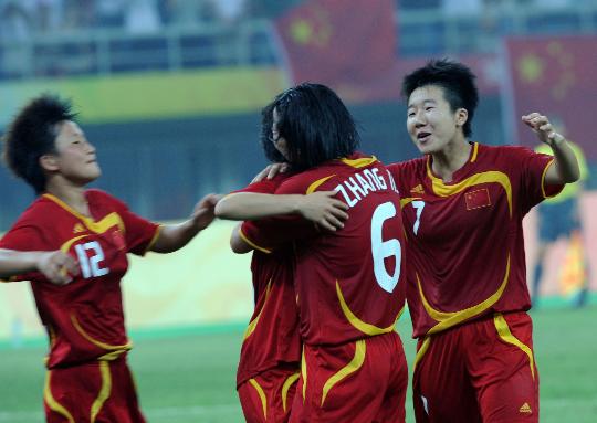 图文-[女足]加拿大1-1中国 姑娘们庆祝进球