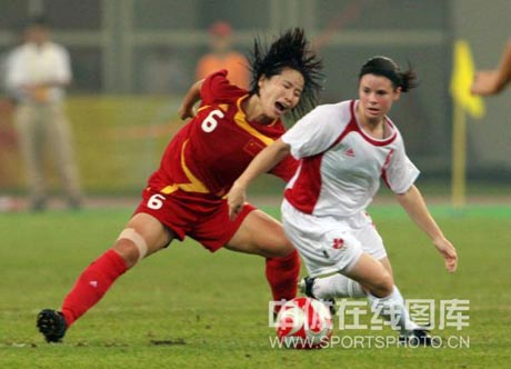 图文-[女足]加拿大1-1中国 张娜比赛中积极拼抢