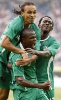 图为-[男足]尼日利亚2-1日本 球员激情庆祝