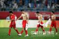 图文-[男足]中国0-2比利时 败兵垂头丧气