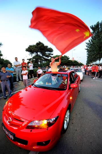 图文-[女足]中国队vs日本 红车红旗表达爱国激情