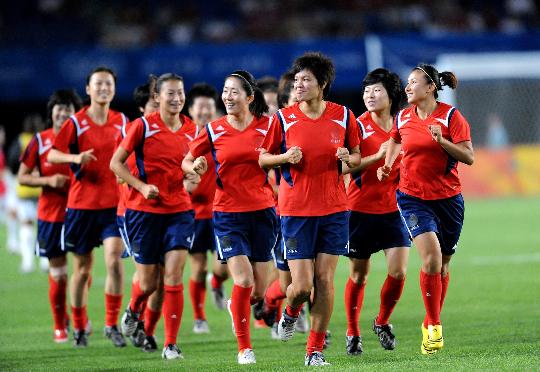 图文-[奥运]中国女足VS日本 女足赛前慢跑热身