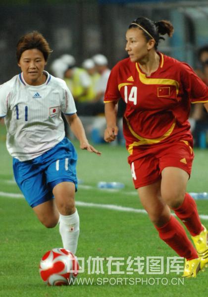 图文-[奥运]中国女足VS日本 中国队边路寻求突破